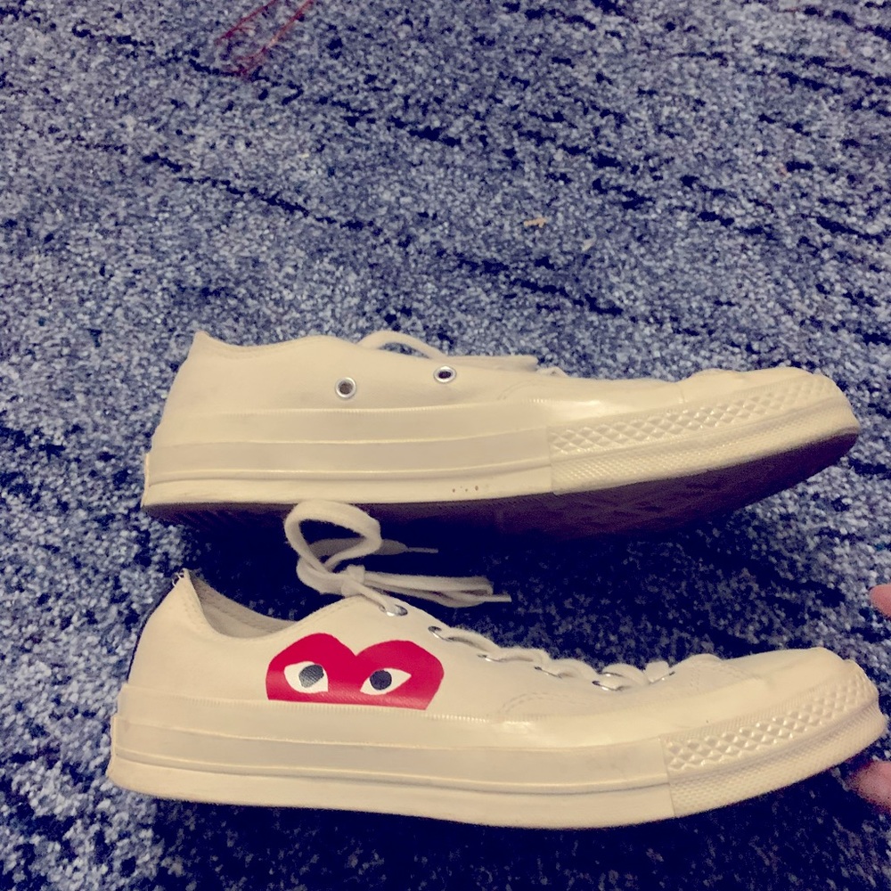 Comme des Garçons Play x Converse low top white sneakers. Men’s 7, women’s 9